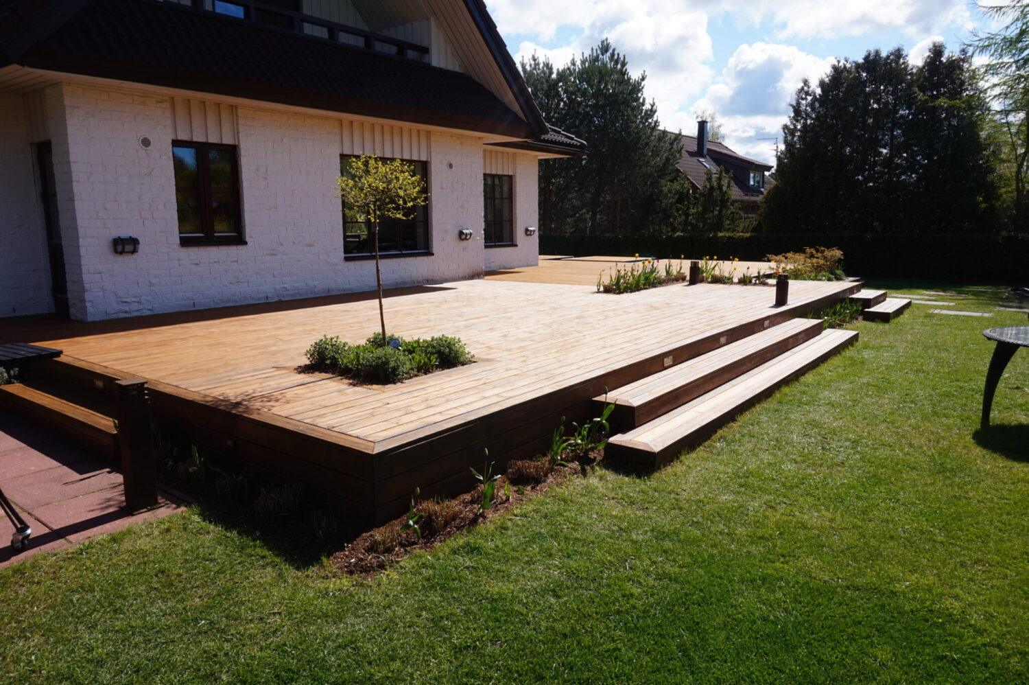 Terrassi õlitamine Tallinnas – kuidas taastada puitterrassi välimus ja kaitse