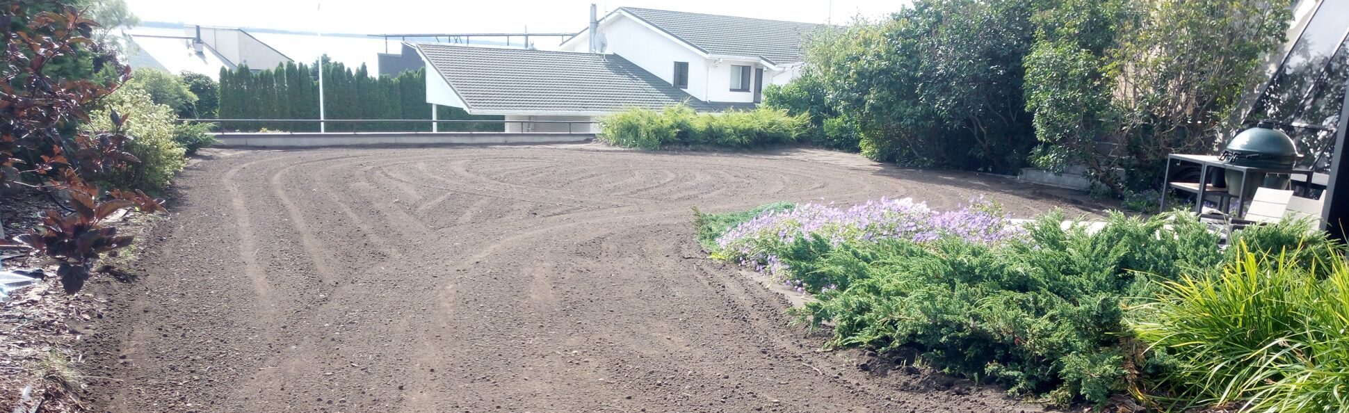 pinnase planeerimine Tallinnas miniekskavaatori ja traktoriga