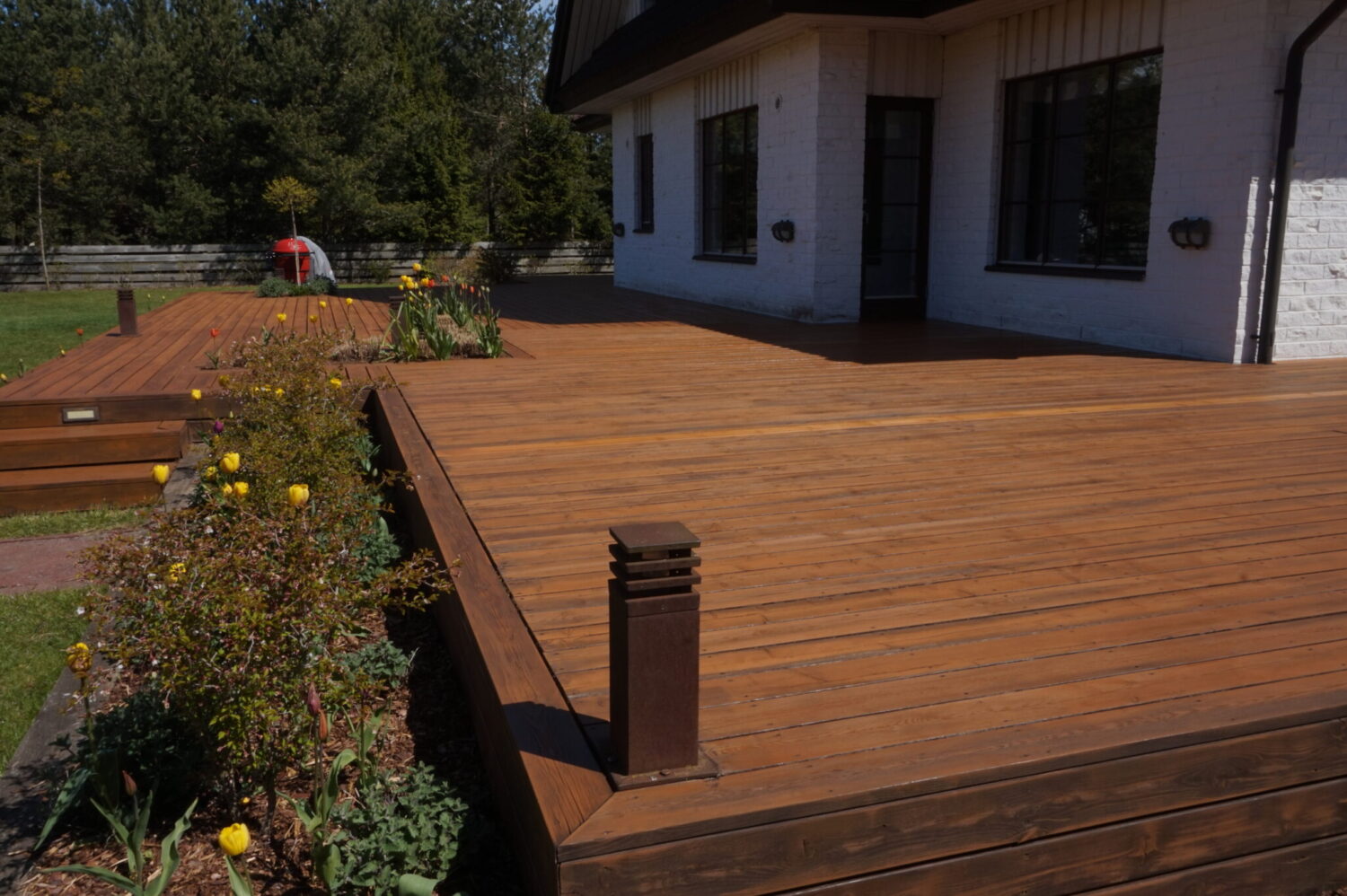 5 olulist põhjust, miks terrassi õlitamine ja lihvimine on vajalik – ning mis juhtub, kui terrassi hooldus jääb tegemata