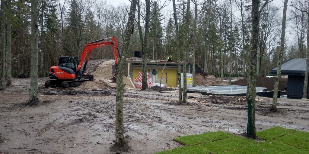 kaevetööd Tallinnas traktoriga pinnase planeerimine ja haljastuse ettevalmistus
